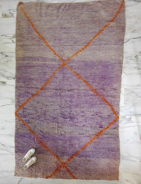 tappeto berbero beni Ourain di colore viola e arancio