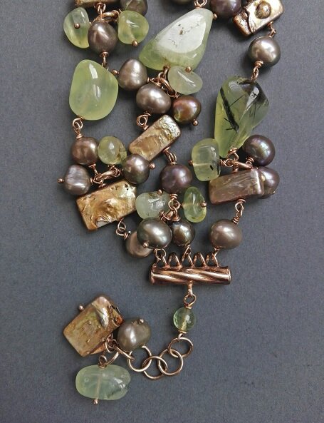 Ladies Bracelet with pearls and prehnite stones