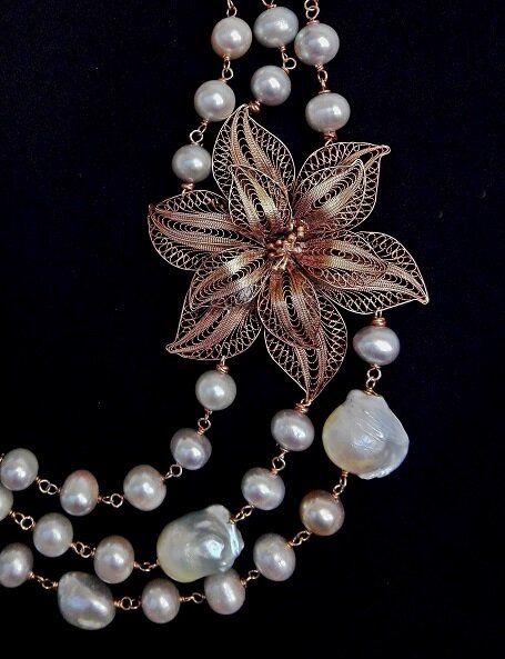 Necklace with freshwater pearls