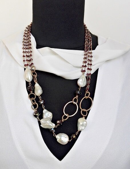 Pearls and garnet stones necklace
